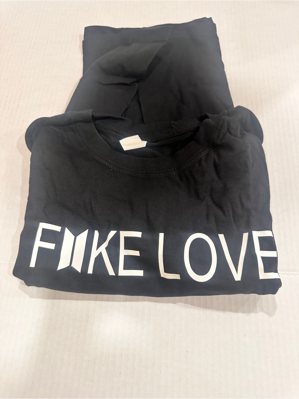 BTS Fake Love Shirt + BTS Bucket Hat Bundle Size M NIP - Picture 7 of 7
